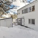 Kais Sauna, Jacuzzi, Cinema And Balcony House! Central Location