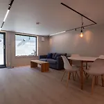 Tastefull And Modern Apartment With Parking