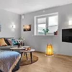 Modern Easy-Living Apartment In Nice Neighborhood