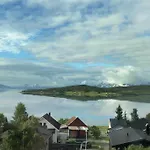 Familievennlig Enebolig Med Hage Og Utsikt