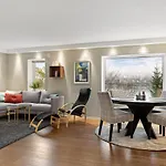 Cozy Elegant 2Bedroom Apt W/Parking And Nice View