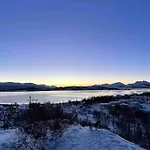 Fin Leilighet Med En Nydelig Sjoutsikt Og Fjell