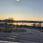 Lovely 4 Bedroom House With The View Of Aurora