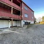 Central Arctic Apartment - 4 Bedrooms And Parking