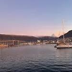 Romslig Tilbaketrukket Leilighet I Tromso - Gratis Parkering