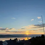 Romslig Tilbaketrukket Leilighet I Tromso - Gratis Parkering