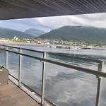 The Seaview Suite - Tromso Harbour!