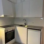 Liten Og Moderne Hybel Med Gratis Parkering