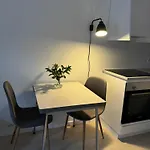 Liten Og Moderne Hybel Med Gratis Parkering