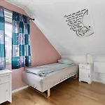 Lovely 4 Bedroom House With The View Of Aurora