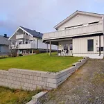 New Renovated Apartment Near The Airport With 3 Double Beds