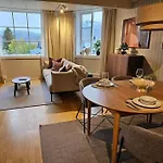 Stylish City Apartment With Mountain View