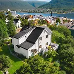 Historical Villa & Green Sanctuary In City Center