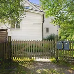 Historical Villa & Green Sanctuary In City Center
