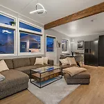 Charming Aurora Apartment I Terrace I Free Parking