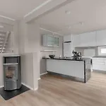 Stort Hus Med Mange Soverom Sentralt I Tromso
