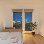 Top Floor Apartment I Sea View I Central