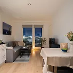 Top Floor Apartment I Sea View I Central