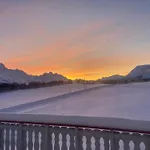 Aurora House Under The Mountain