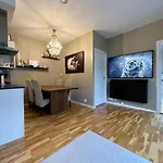 Cozy Central Home, Quiet Neighbourhood