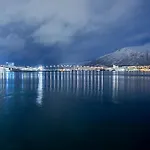 Moderne Leilighet Ved Sjokanten