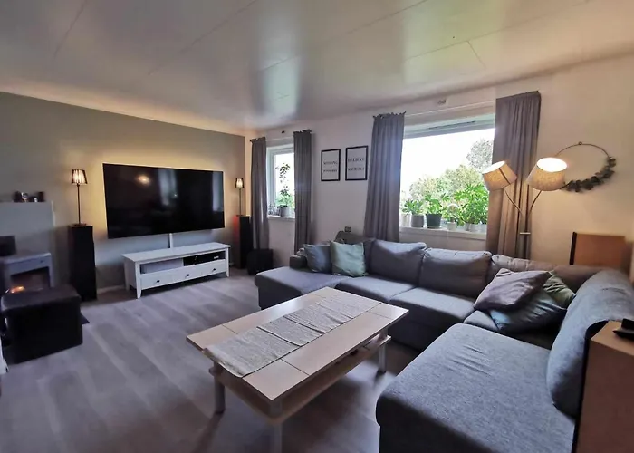 Modern 2 Bedroom Apartment Luxury King Bed, New Queen Bed, Free Parking, Perfect For Aurora Hunting And Exploring Kvaloya, Tromso, And Surrounding Islands Year-Round