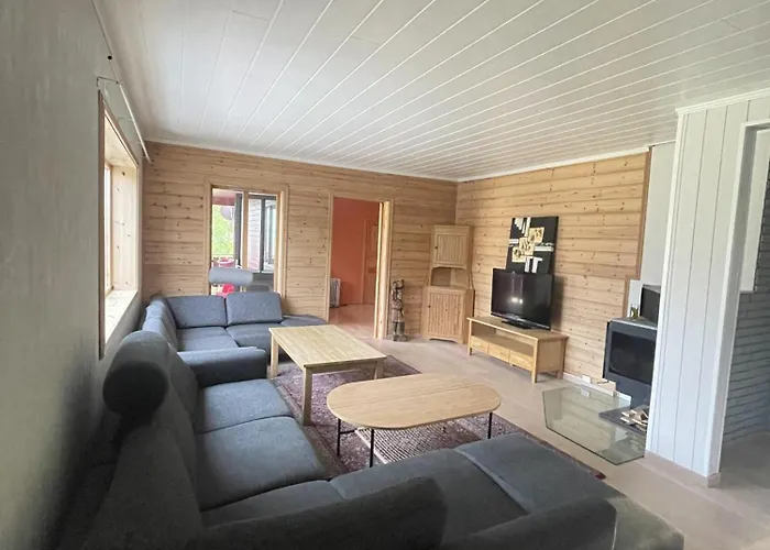 Central Arctic Apartment - 4 Bedrooms And Parking