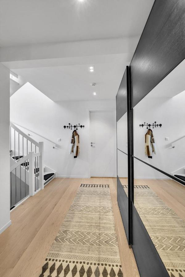 Kais Sauna, Jacuzzi, Cinema And Balcony House! Location