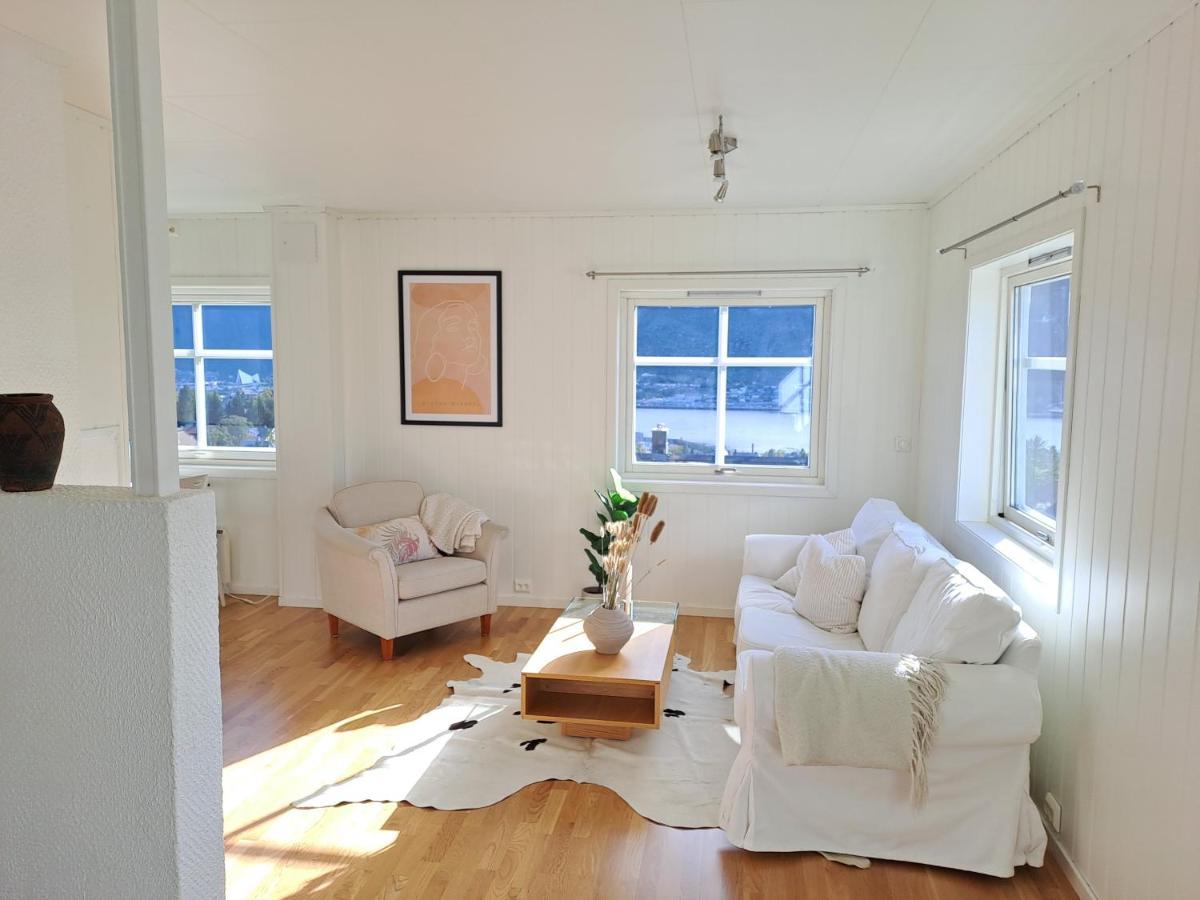Warm And Cozy With Panoramic View Above The Center *