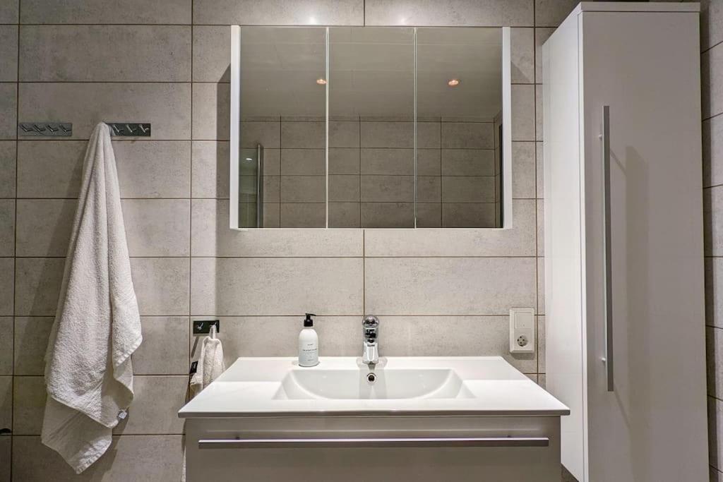 Modern Easy-living In Neighborhood Apartment
