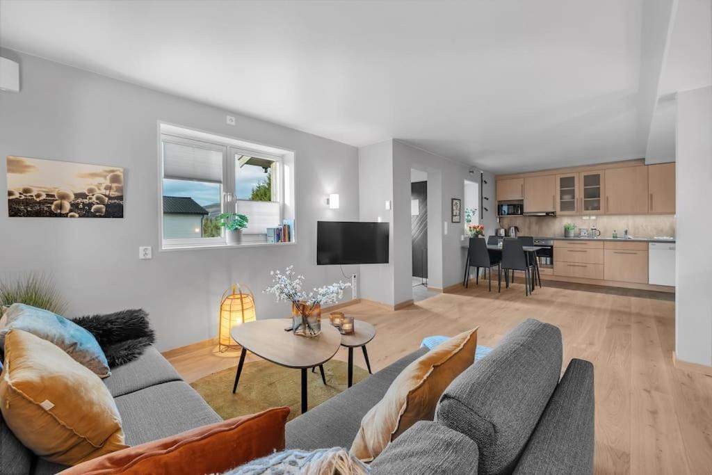 Modern Easy-living In Neighborhood *
