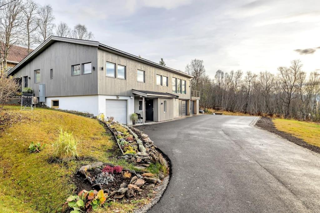 Modern Easy-living In Neighborhood
