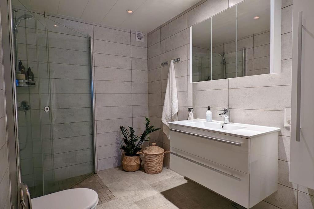 Modern Easy-living In Neighborhood Apartment
