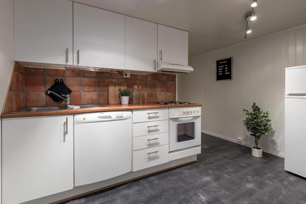 Apartment Stunning Views & Location In