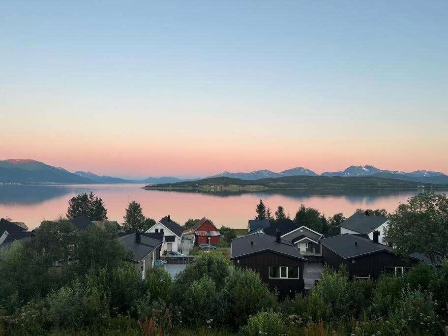 Familievennlig Enebolig Med Hage Og Utsikt