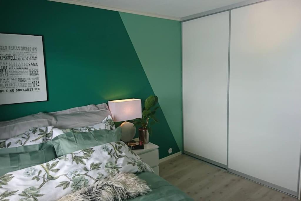 With 3 Bedrooms And View Close To Centre Apartment *