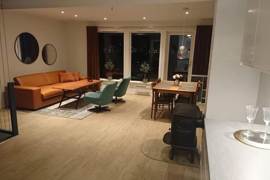 With 3 Bedrooms And View Close To Centre