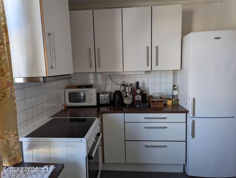 Quiet Just 3 Minutes From Central! Apartment *