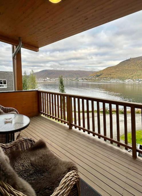 Apartment Ved Havet Med Utsikt Over Tromsoysundet. Tromso