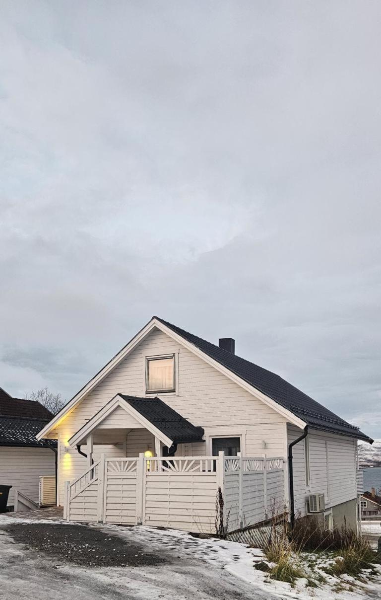 Lovely 4 Bedroom House With The View Of Aurora Holiday home Tromso