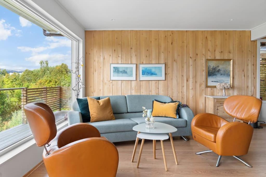 Arctic Panoramic Views Apartment