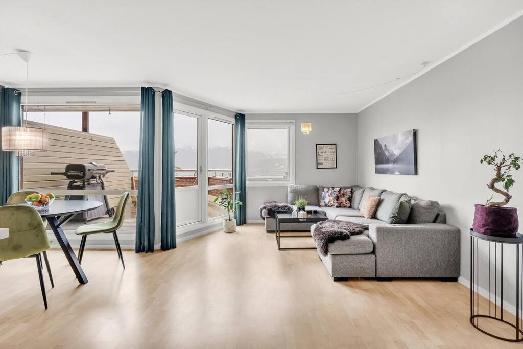 Apartment Flott Og Sentral Moderne Leilighet Pa 2 Etasjer Tromso
