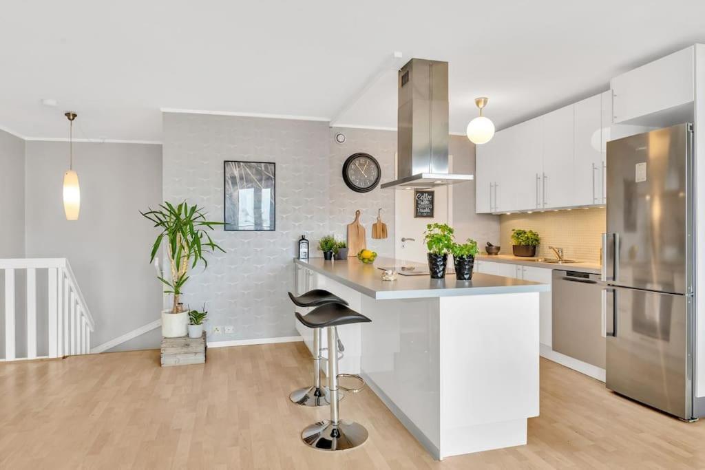 Flott Og Sentral Moderne Leilighet Pa 2 Etasjer Apartment Tromso