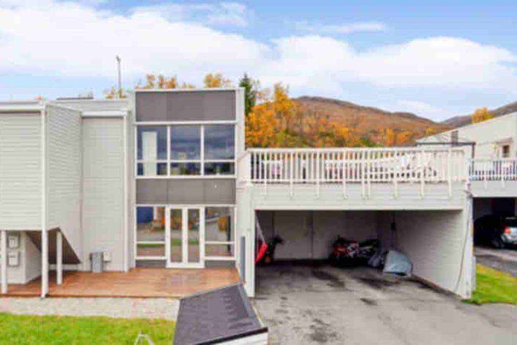 Appartement Fin Leilighet Med En Nydelig Sjoutsikt Og Fjell