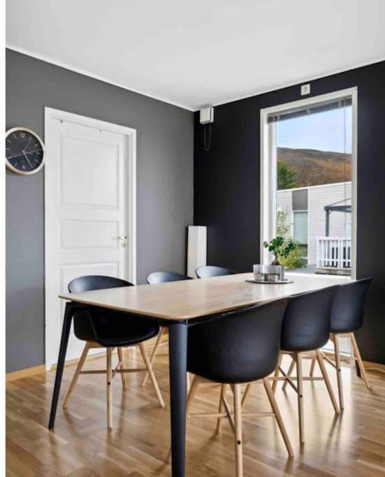 Appartement Fin Leilighet Med En Nydelig Sjoutsikt Og Fjell *