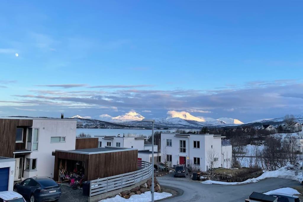 Apartment Fin Leilighet Med En Nydelig Sjoutsikt Og Fjell *
