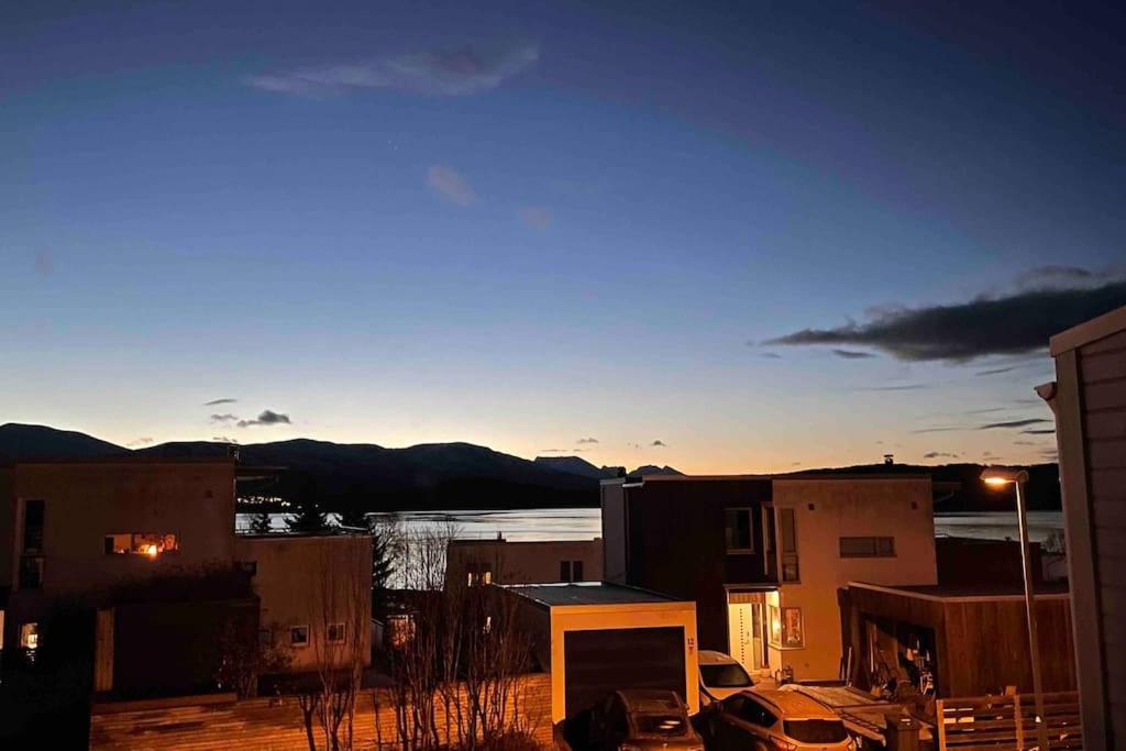 Fin Leilighet Med En Nydelig Sjoutsikt Og Fjell Apartment Tromso