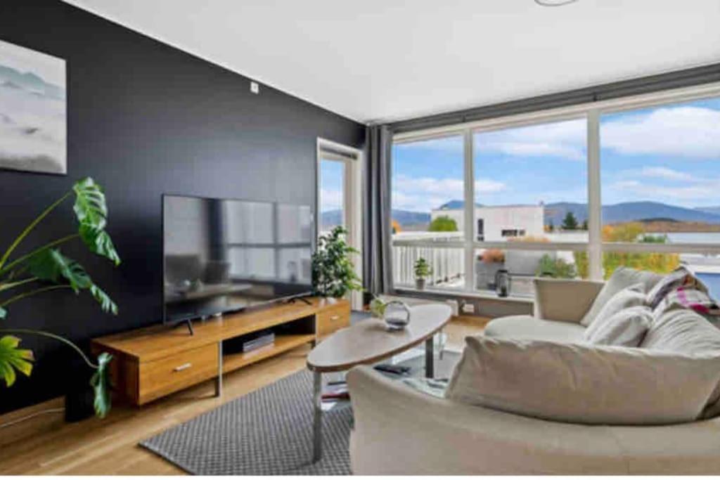 Fin Leilighet Med En Nydelig Sjoutsikt Og Fjell Apartment