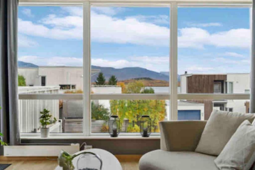 Fin Leilighet Med En Nydelig Sjoutsikt Og Fjell Apartment *