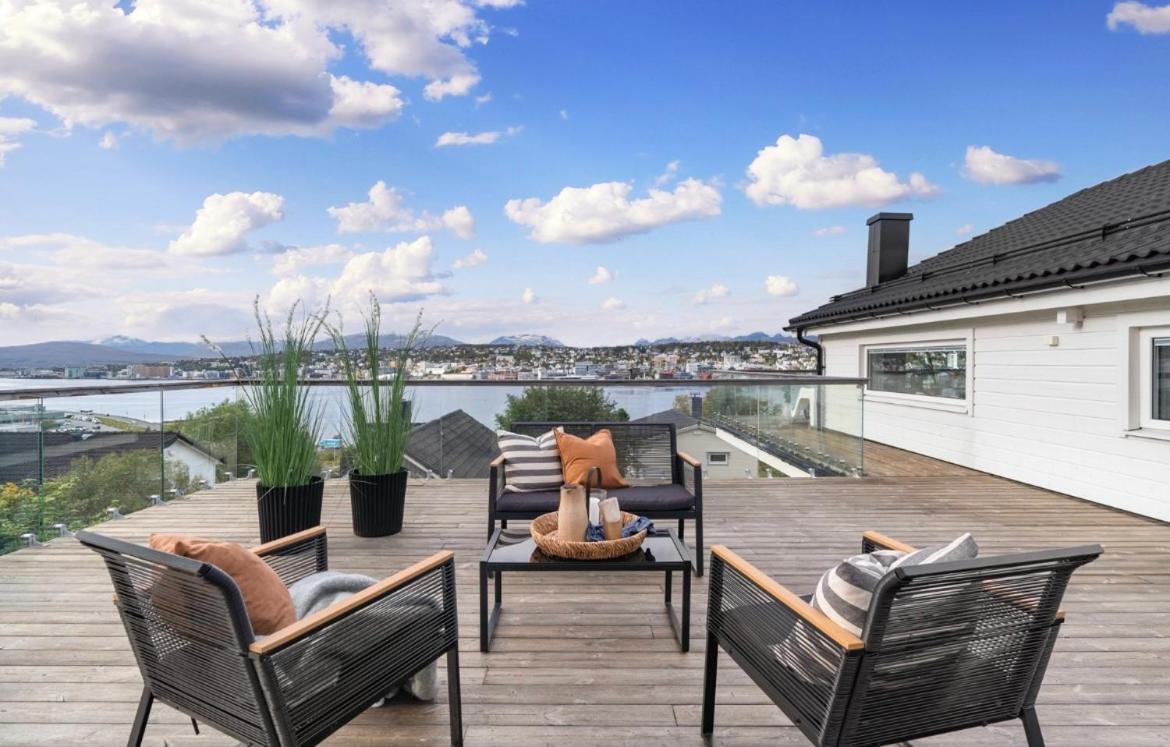 Moderne Sentral Med Fantastisk Utsikt Over Byen Villa